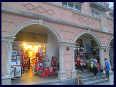 There are many souvenir stores on Shamian Island .